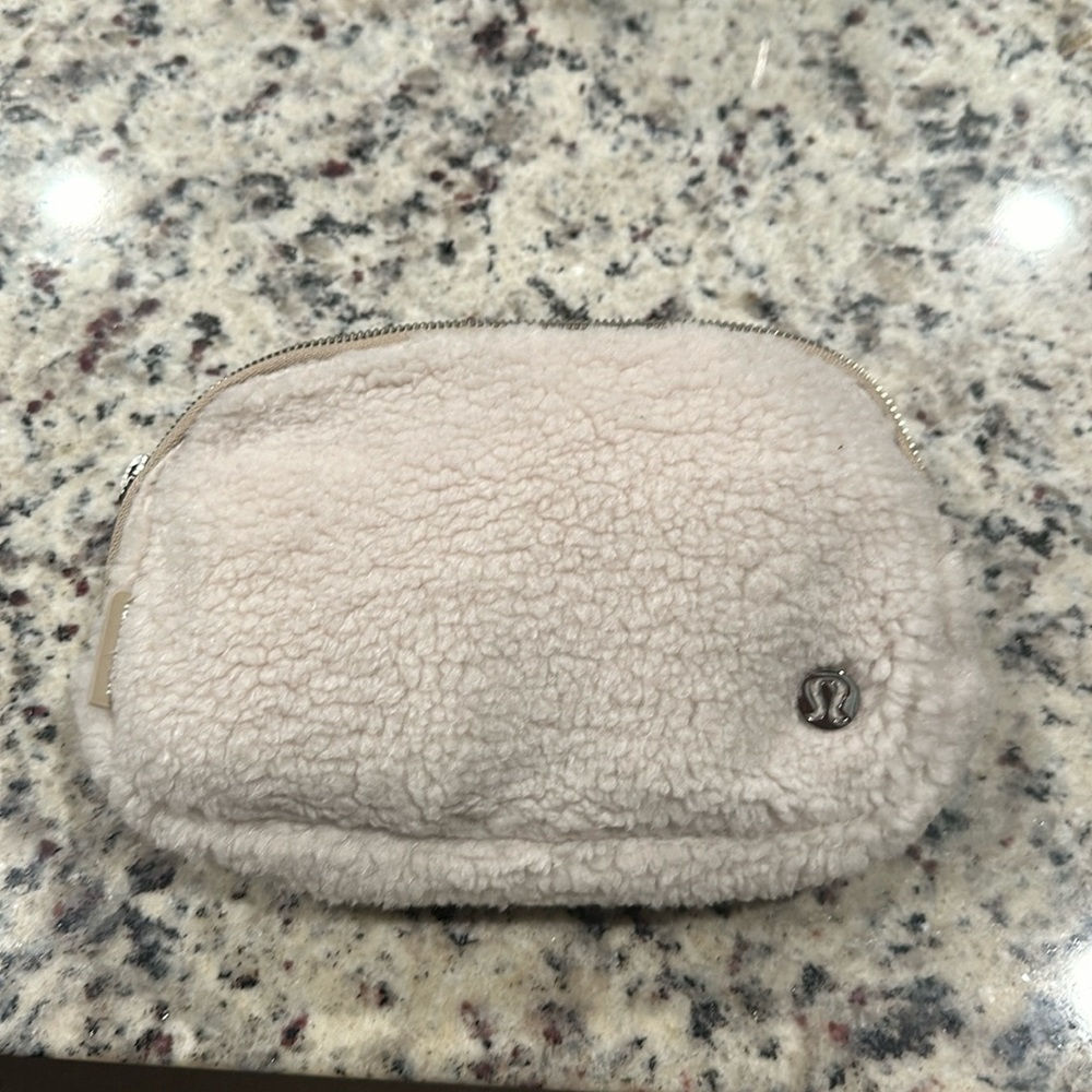 Lululemon Sherpa belt bag